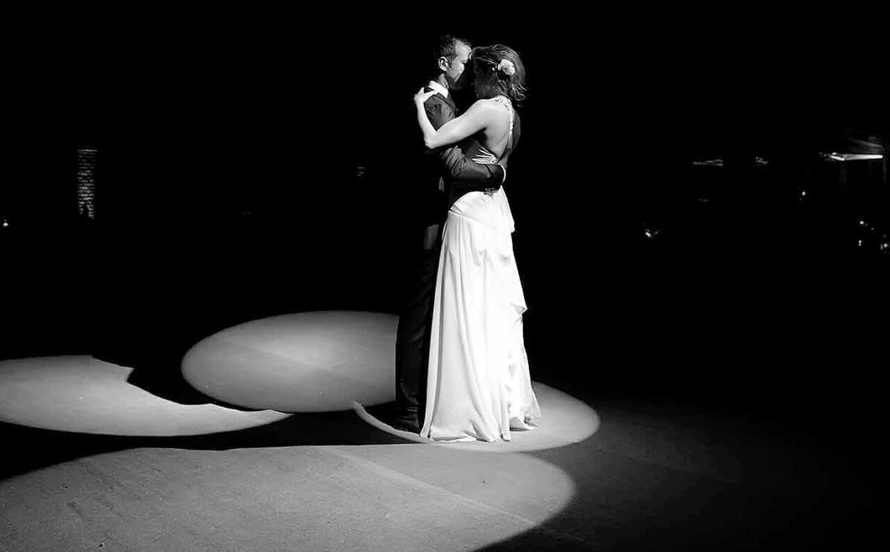 Οι νεόνυμφοι μοιράζονται τον πρώτο τους χορό, κάτω από διακριτικό φωτισμό και προσεγμένο σκηνικό της Rogdaki Events.