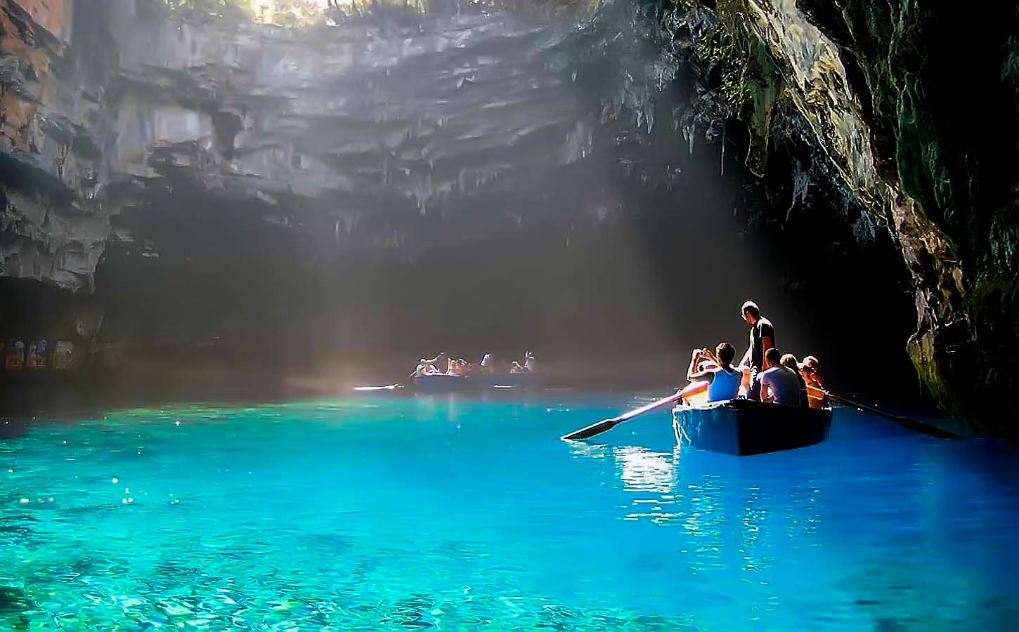 Επιλογές ελληνικών νησιών για το γάμο σας! 3 Τα κρυστάλλινα νερά του Σπηλαίου της Μελισσάνης προσθέτουν μια αίσθηση μυσταγωγίας στη νησιωτική εμπειρία της Κεφαλονιάς.