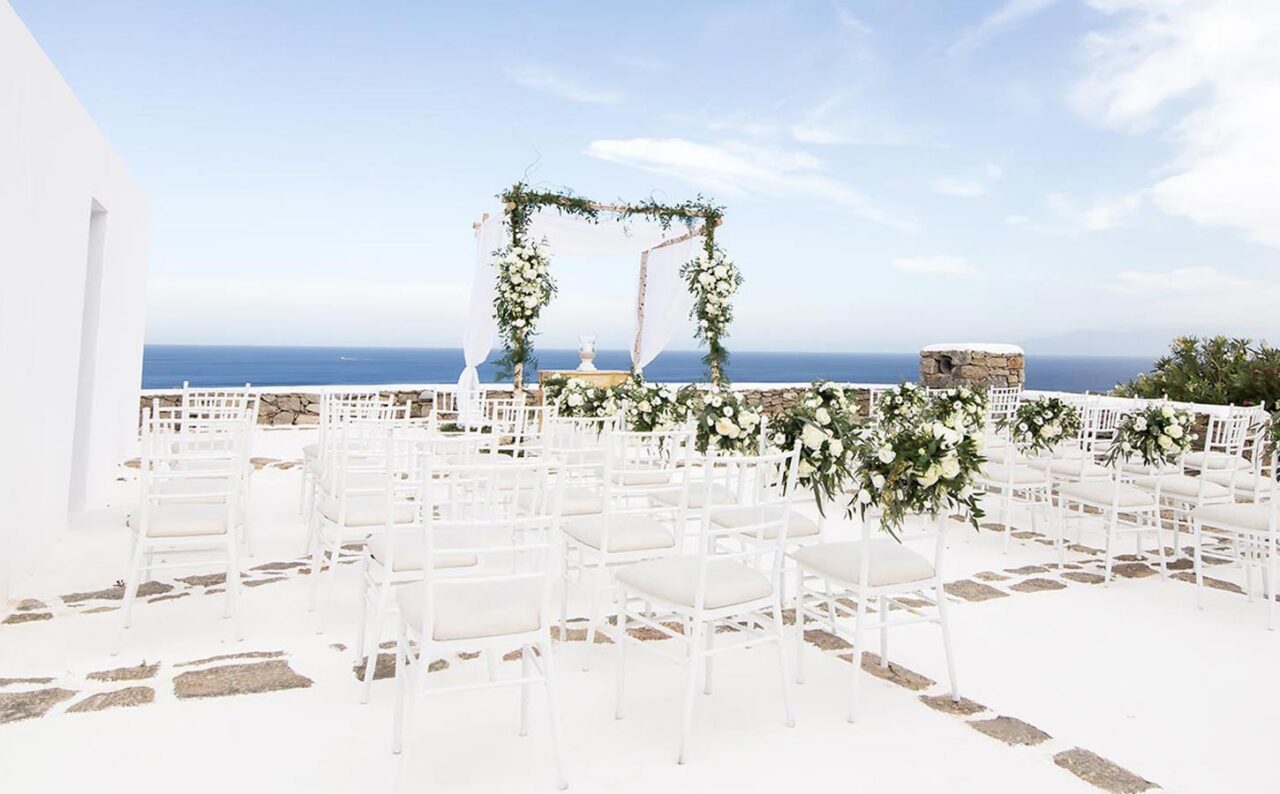 Γαμήλιος προορισμός Μύκονος 1 Χώρος τελετής έτοιμος να υποδεχτεί το ζευγάρι, με minimal λευκή αισθητική από την Rogdaki Events