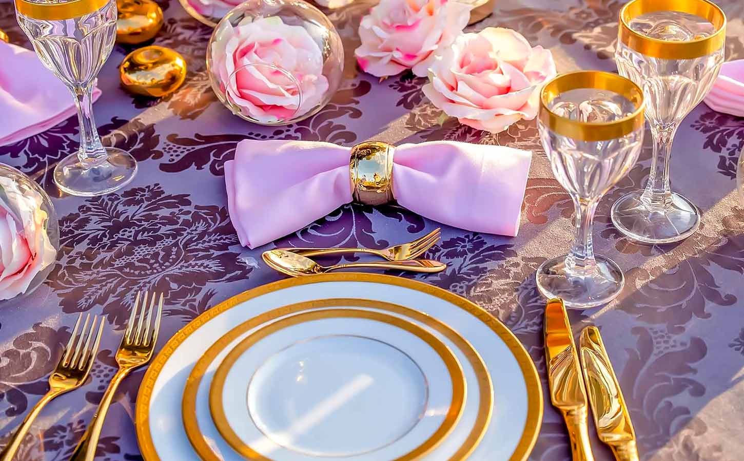 Luxurious-Gold-fairy-tale-wedding-Table-Setting-diamond-events-luxury-wedding-planner