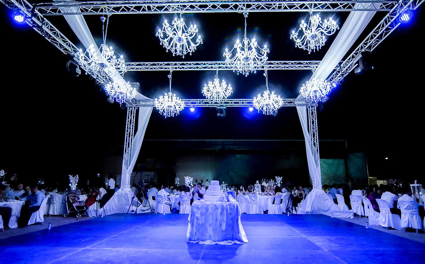 lighting-with-chandeliers-and-blue-lights-by-luxury-events