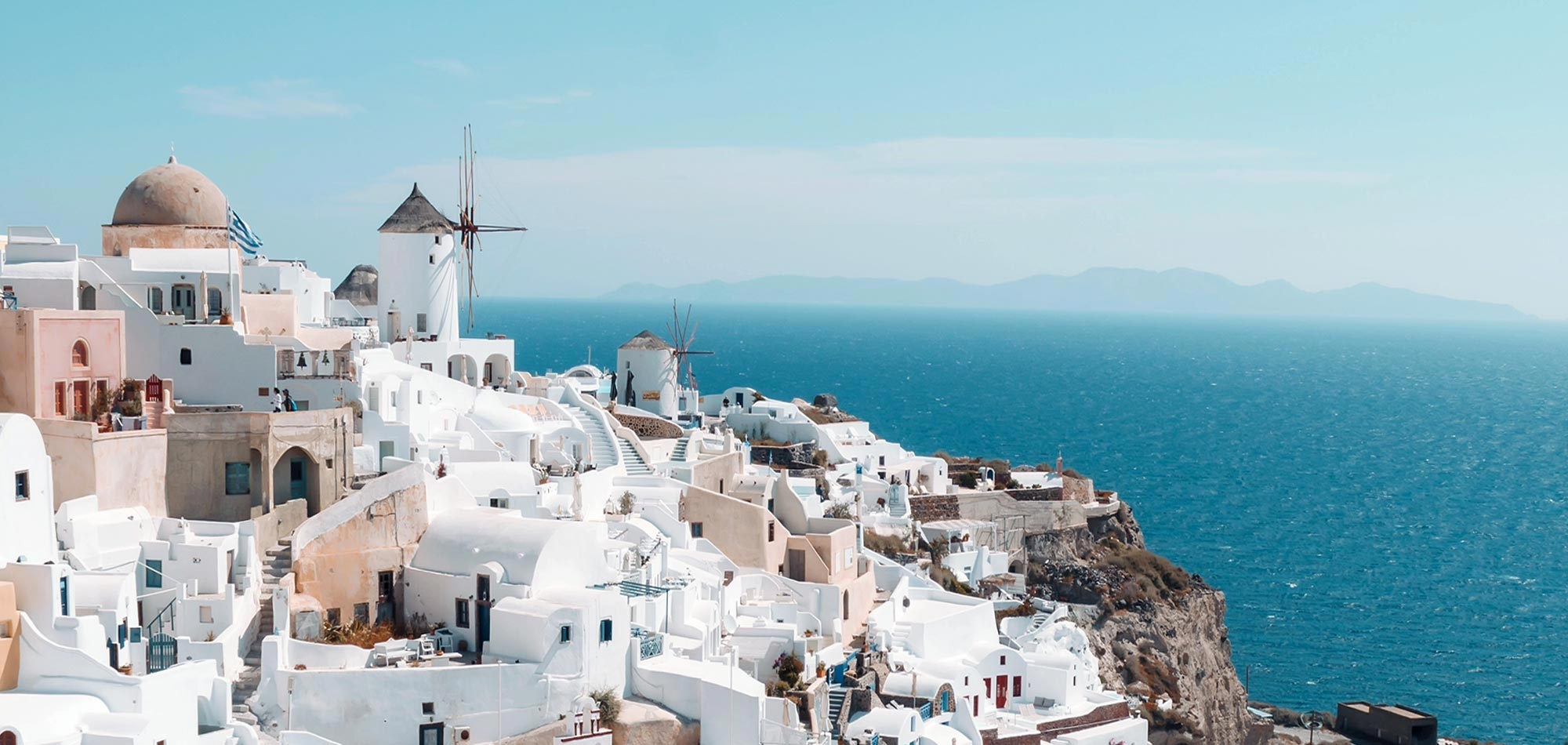 Πανοραμική θέα της Οίας στη Σαντορίνη, το πιο εμβληματικό σκηνικό για luxury destination γάμους στην Ελλάδα.