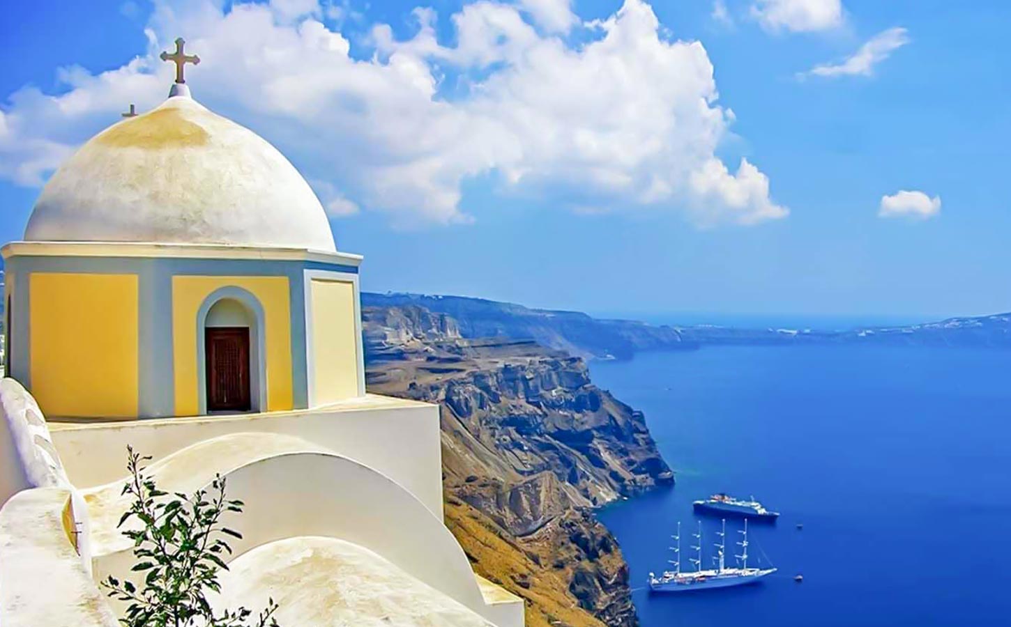 Γάμος στη Σαντορίνη με βραβευμένη εταιρεία οργάνωσης 5 Παραδοσιακό ελληνικό εκκλησάκι πάνω από τη θάλασσα, ιδανικό φόντο για γαμήλια τελετή στη Σαντορίνη.