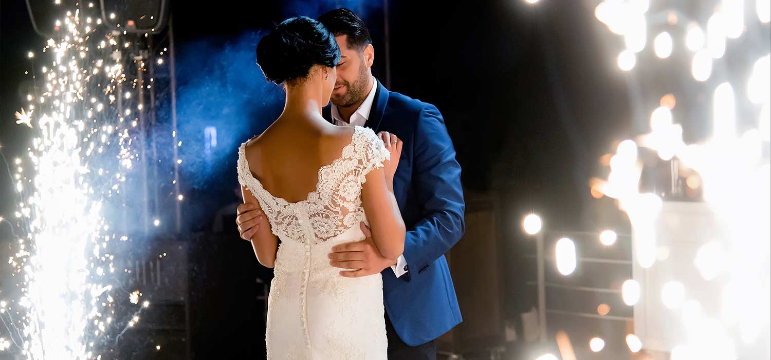 Κομψός γάμος στο Κτήμα Ηδύλοφον 24 The couple is dancing their first dance officially married 1