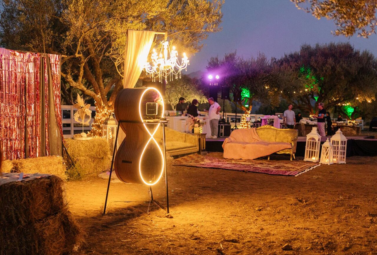 Λαμπερό photobooth με φωτισμούς και ροζ φόντο, σε μαγευτική βραδινή ατμόσφαιρα, Βάπτιση σε Ιππικό Όμιλο, Rogdaki Events.