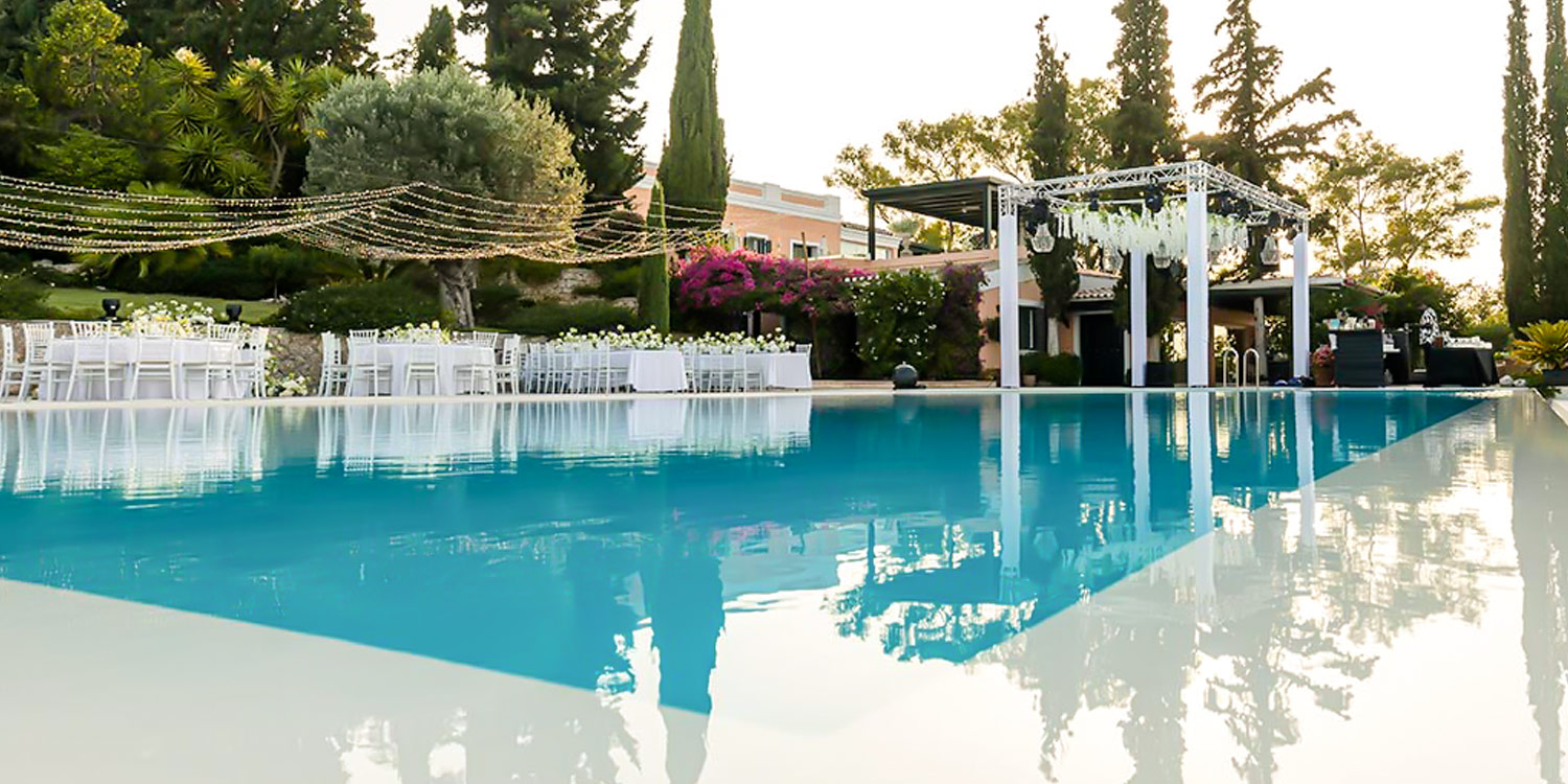 Πόρτο Χέλι: Ένας ονειρεμένος γάμος 10 Experience the allure of the Greek Riviera at Porto Heli where Rogdaki Events presents an infinity pool reflecting surrounding trees and beautifully set tables