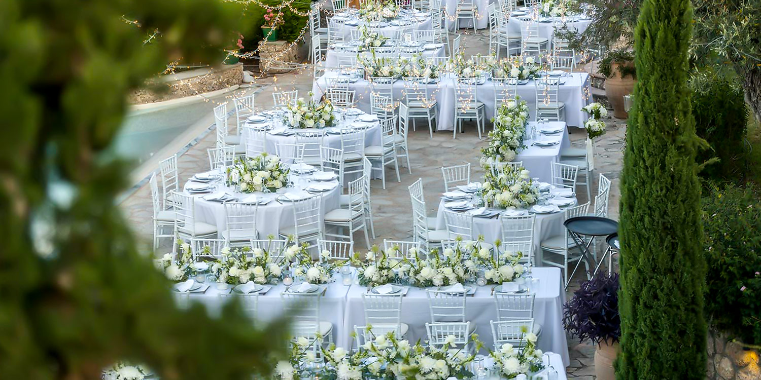 Πόρτο Χέλι: Ένας ονειρεμένος γάμος 12 Overhead view of beautifully set tables with white flowers by Rogdaki Events set against the stunning backdrop of Porto Heli on the Greek Riviera