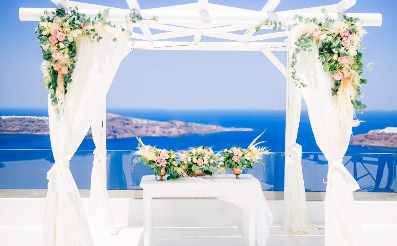 Micro wedding in Santorini for a French couple by Rogdaki Events