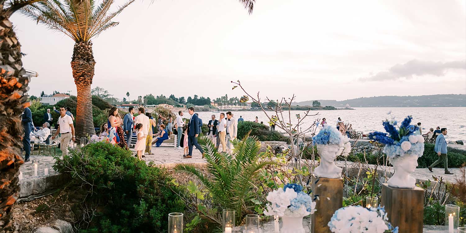 Κεφαλονιά: Ένας Ρομαντικός Γάμος στο Ιόνιο 15 Guests enjoy coastal ambiance and decor by Rogdaki Events at sunset