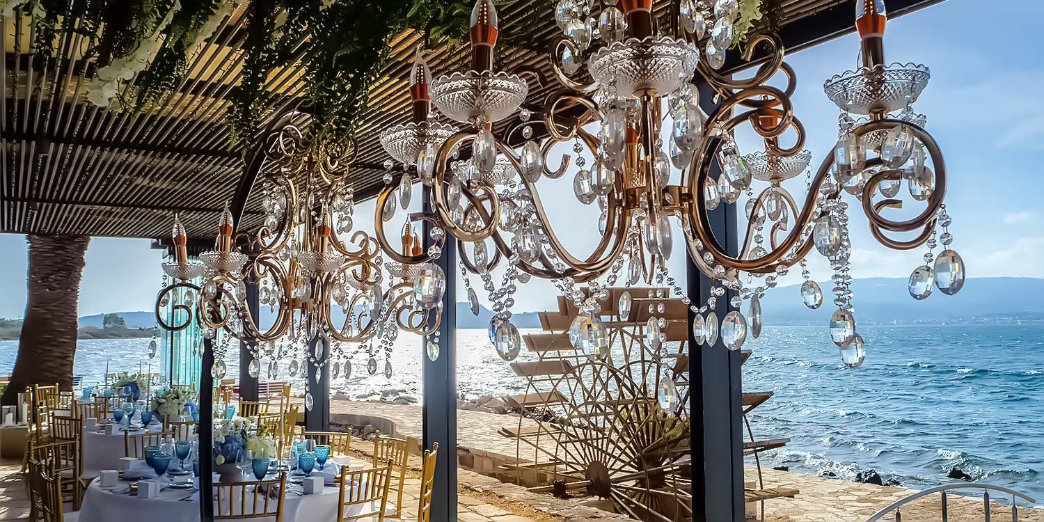 Κεφαλονιά: Ένας Ρομαντικός Γάμος στο Ιόνιο 14 Rogdaki Events chandeliers add luxury to the seaside reception 2