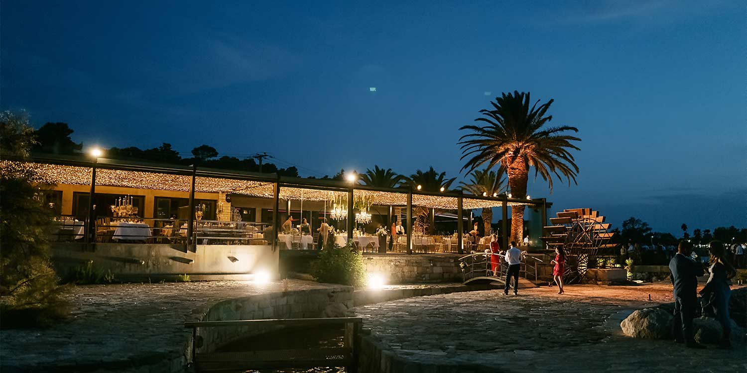 Κεφαλονιά: Ένας Ρομαντικός Γάμος στο Ιόνιο 32 Rogdaki Events outdoor reception venue illuminated under a starlit sky creating an inviting evening ambiance