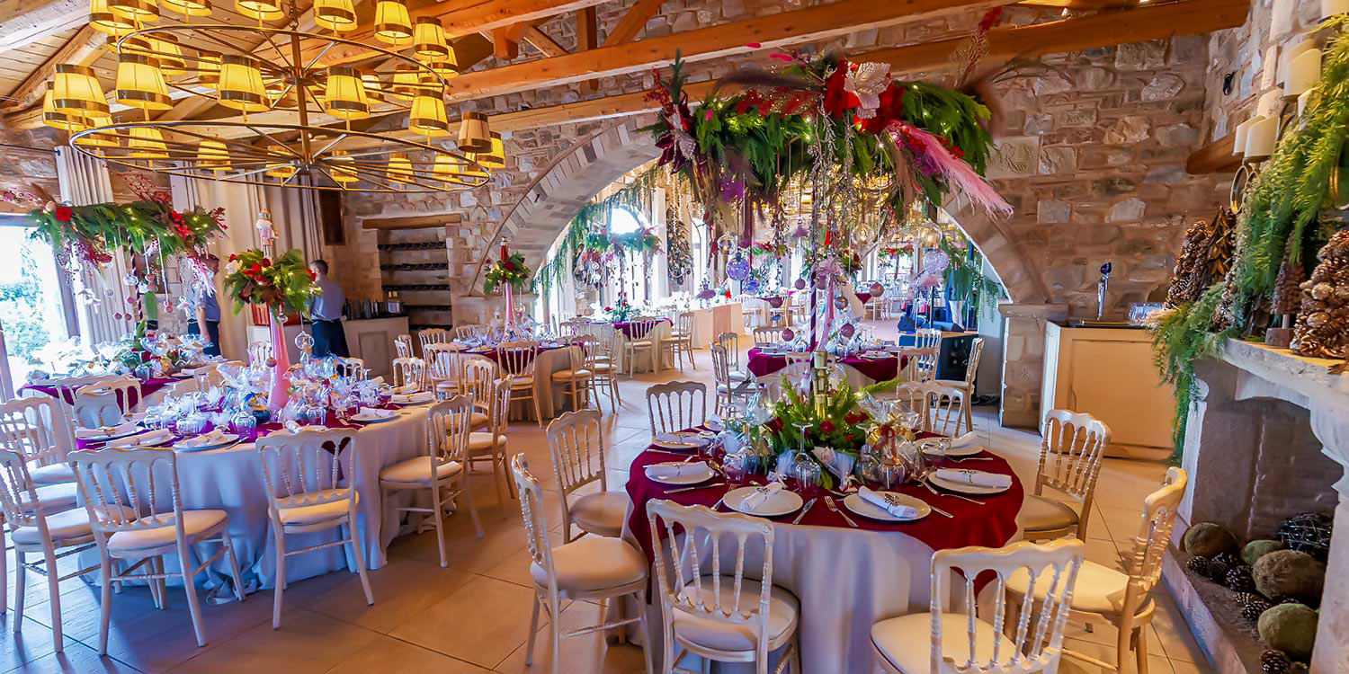 Μια Παραμυθένια Βάπτιση | Μπαλαρίνας & Καρυοθραύστη 11 A Magical Ballerina Rogdaki Events curates an elegant vaptism at Pyrgos Petreza with vibrant red and green accents luxurious settings and attention to every detail for an unforgettable celebration