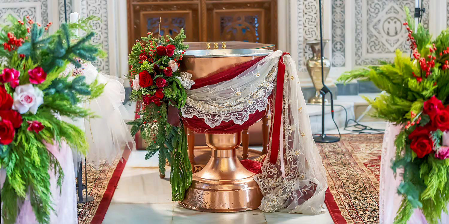 Μια Παραμυθένια Βάπτιση | Μπαλαρίνας & Καρυοθραύστη 3 A Magical Ballerina Rogdaki Events decorates the baptismal font with exquisite lace deep red roses and greenery for a vaptism