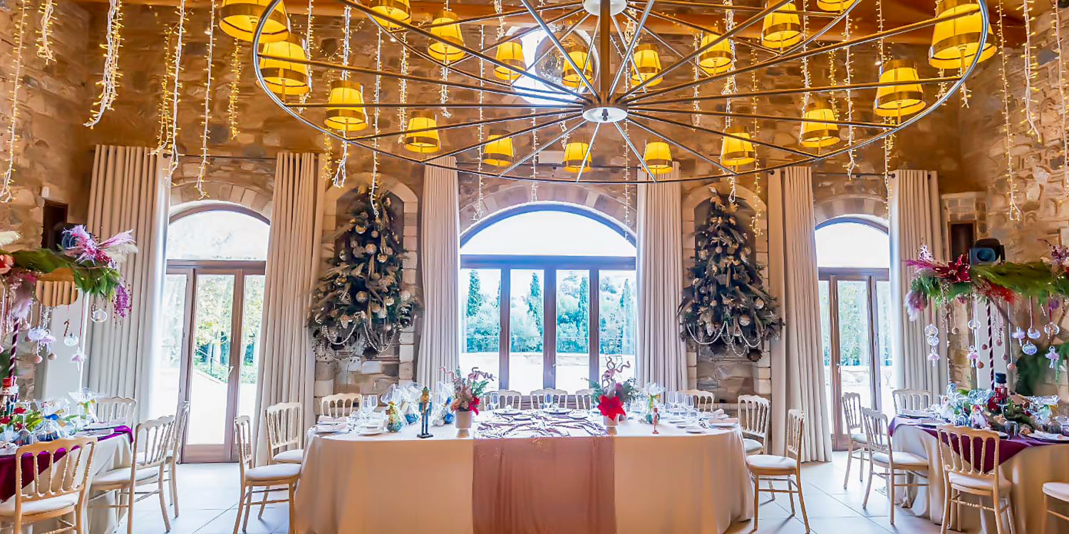 Μια Παραμυθένια Βάπτιση | Μπαλαρίνας & Καρυοθραύστη 12 A Magical Ballerina Rogdaki Events draws the eye upward at Pyrgos Petrezas baptism venue with a dramatic chandelier of golden lights encapsulating warmth and elegance in the grand setting