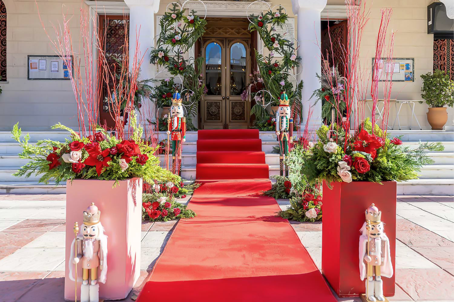 Μια Παραμυθένια Βάπτιση | Μπαλαρίνας & Καρυοθραύστη 4 A Magical Ballerina Rogdaki Events presents an enchanting vaptism entrance with a vibrant red carpet nutcracker decorations and lush floral arrangements creating a festive and whimsical atmosphere