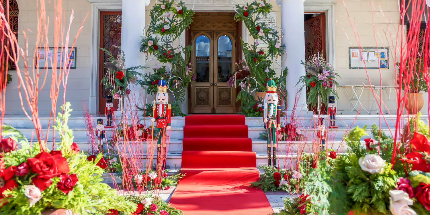 Μια Παραμυθένια Βάπτιση | Μπαλαρίνας & Καρυοθραύστη 1 A Magical Ballerina Rogdaki Events transforms the entrance of the church into a festive spectacle for a vaptism complete with a vibrant red carpet framed by nutcracker statues and lush floral displays