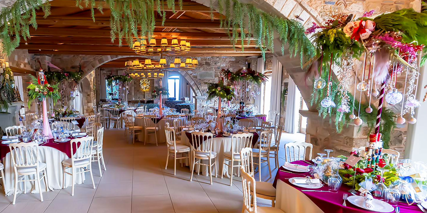 Μια Παραμυθένια Βάπτιση | Μπαλαρίνας & Καρυοθραύστη 9 A Magical Ballerina Rogdaki Events transforms the interior of Pyrgos Petreza for a vaptism with festive floral chandeliers and richly decorated tables blending rustic charm with holiday elegance