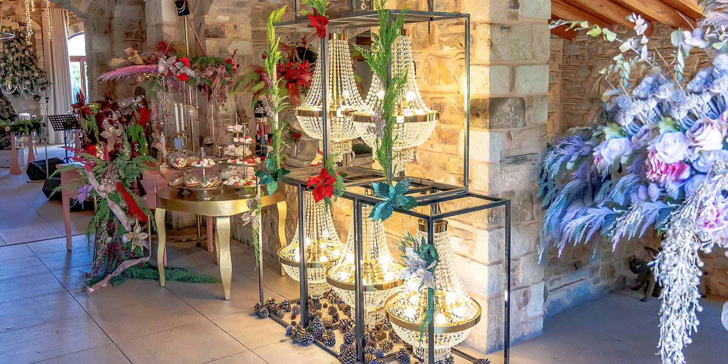 Μια Παραμυθένια Βάπτιση | Μπαλαρίνας & Καρυοθραύστη 8 A Magical Ballerina display curated by Rogdaki Events for a baptism at Pyrgos Petreza blending elegant chandeliers festive florals and Nutcracker elements to craft a truly magical