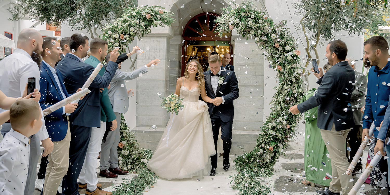 Πολυτελής Γάμος στη Μύκονο 13 A fairytale moment sealed with petals and love in a Mediterranean Romance in Mykonos by Rogdaki Events