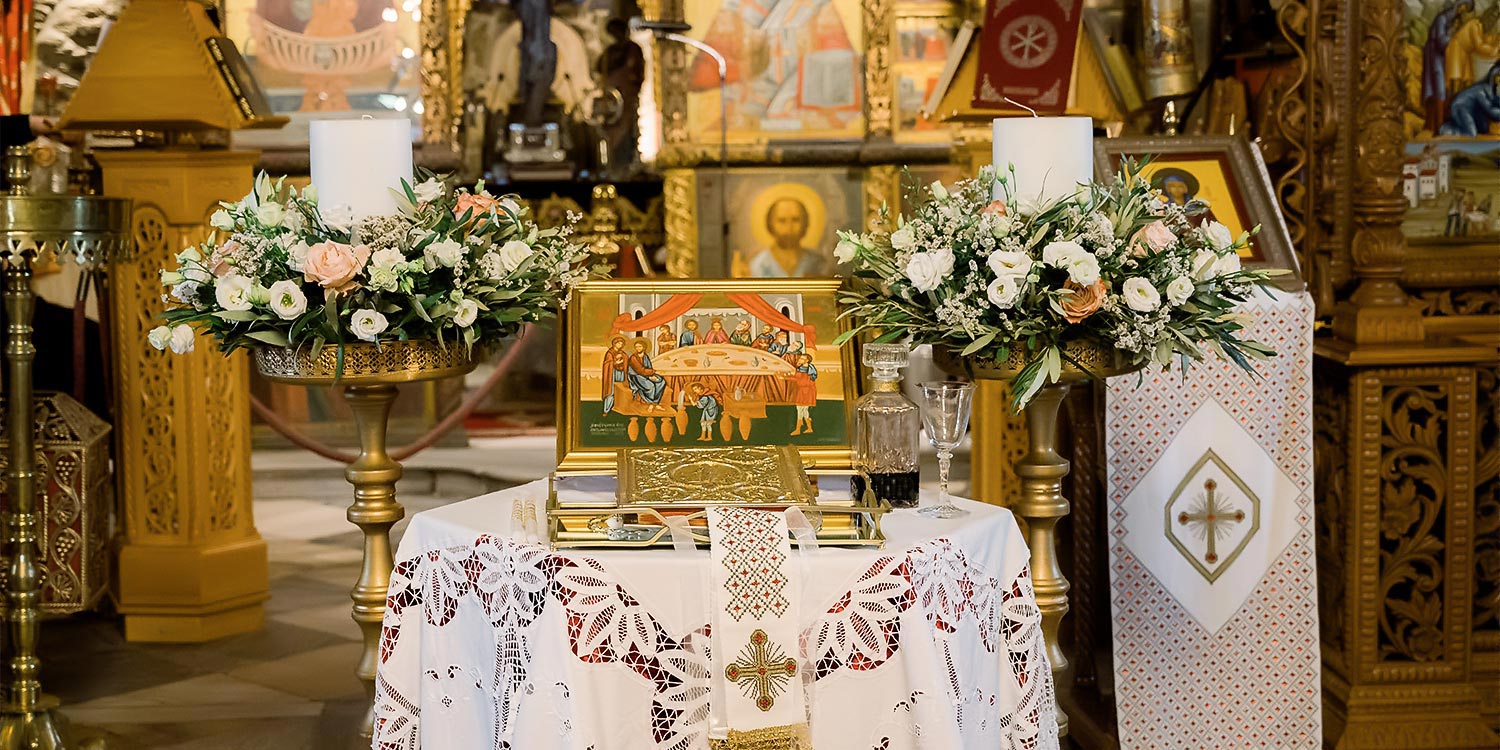 Πολυτελής Γάμος στη Μύκονο 8 An Orthodox altar styled with grace and tradition. Mediterranean Romance in Mykonos by Rogdaki Events