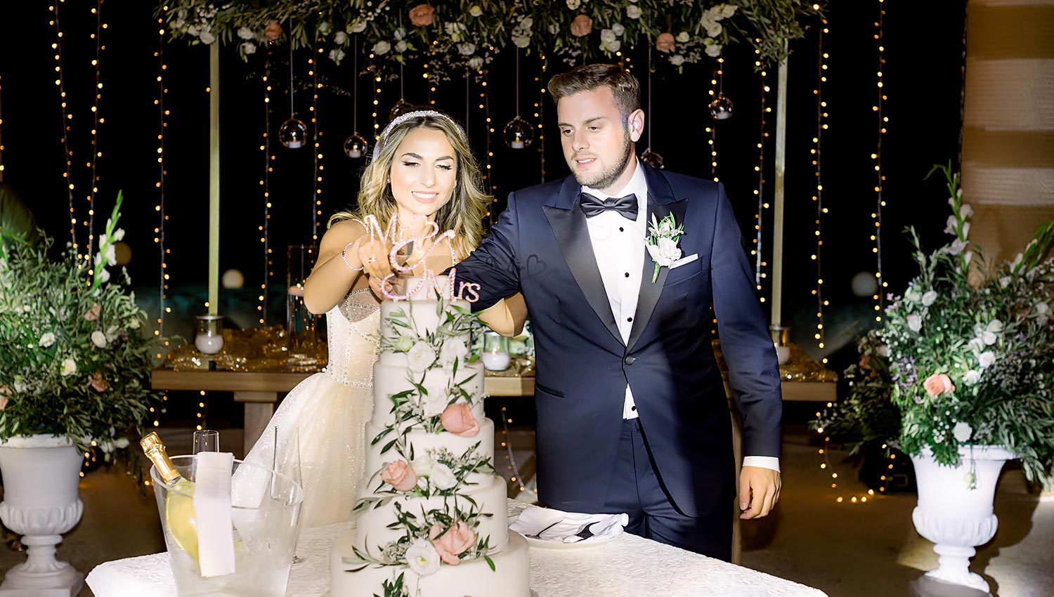 Πολυτελής Γάμος στη Μύκονο 29 Cutting the cake sealing the promise. Mediterranean Romance in Mykonos by Rogdaki Events