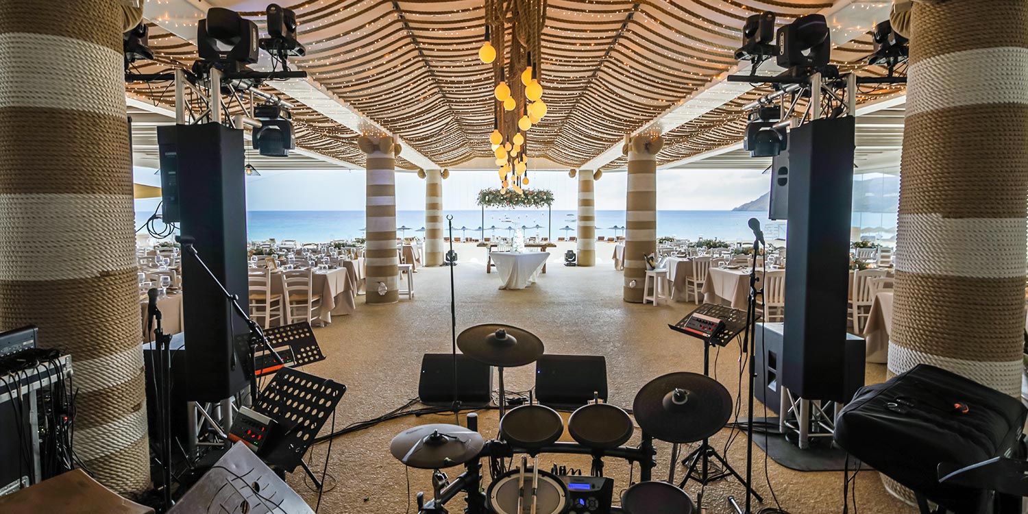 Πολυτελής Γάμος στη Μύκονο 24 From the bands view love takes center stage Mediterranean Romance in Mykonos Rogdaki Events brought it to life