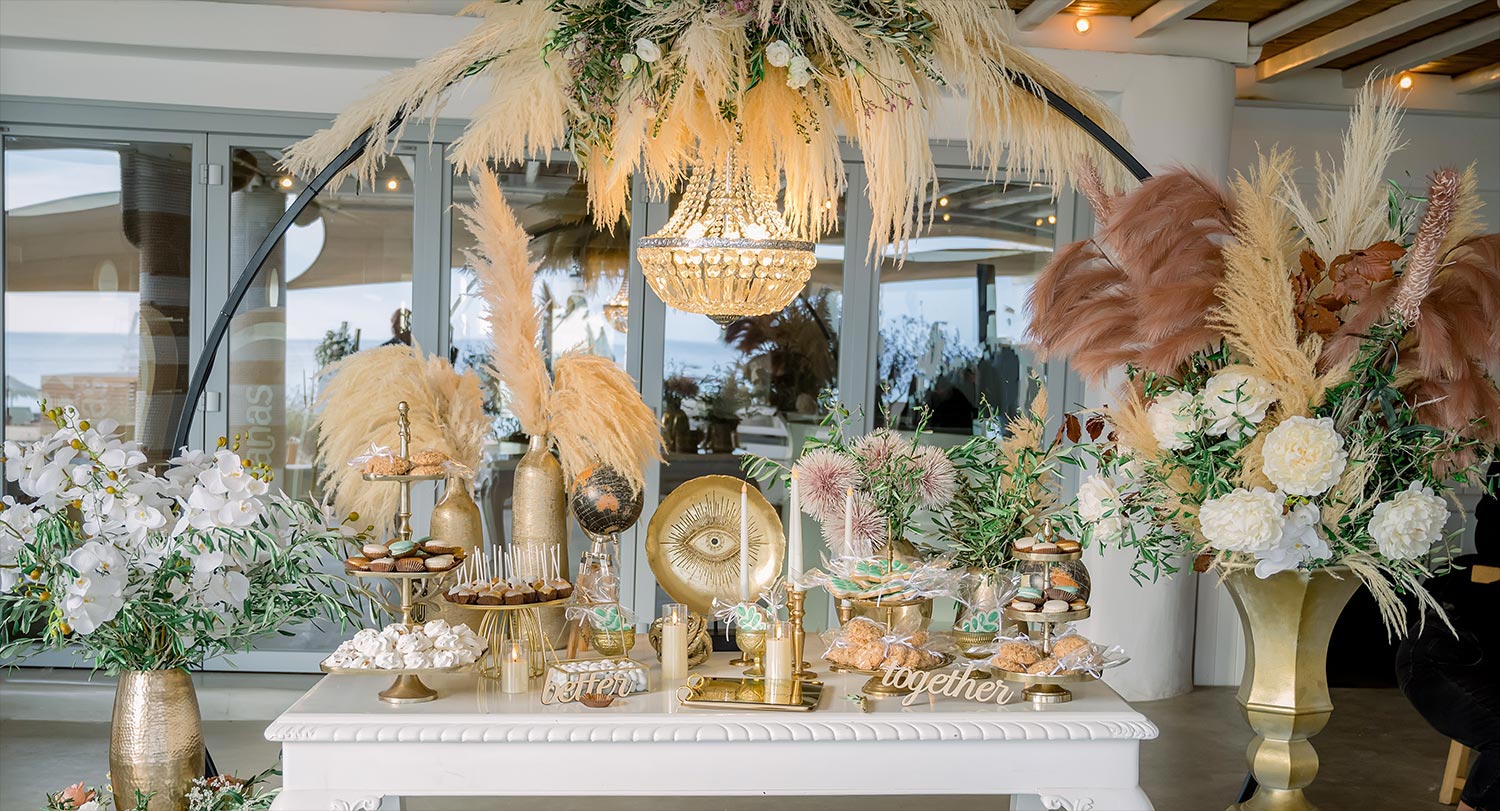 Πολυτελής Γάμος στη Μύκονο 25 Gold lace and sweet blessings for love. Mediterranean Romance in Mykonos by Rogdaki Events