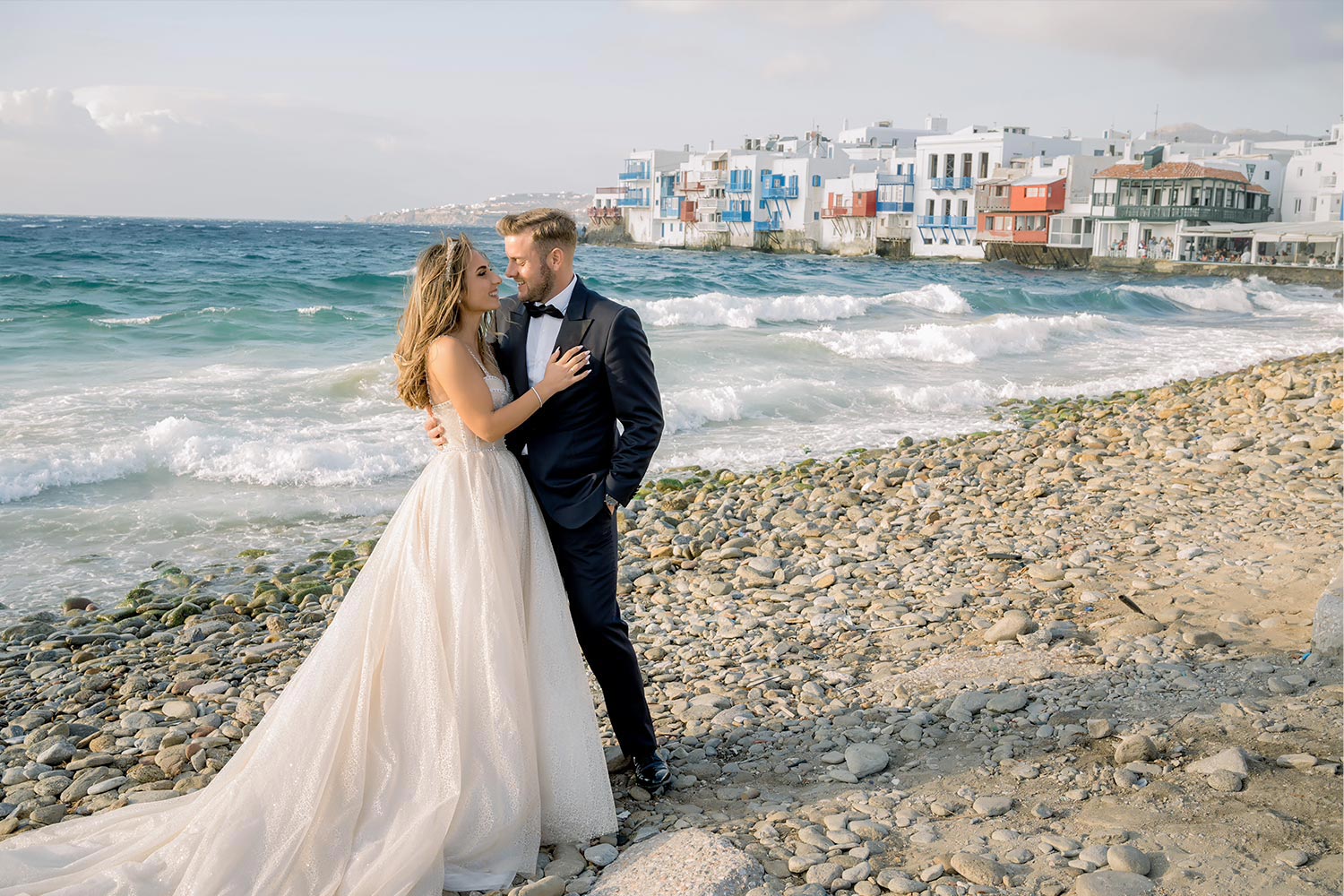 Πολυτελής Γάμος στη Μύκονο 15 Lovers on the shore hearts syncing with the sea. Mediterranean Romance in Mykonos Rogdaki Events