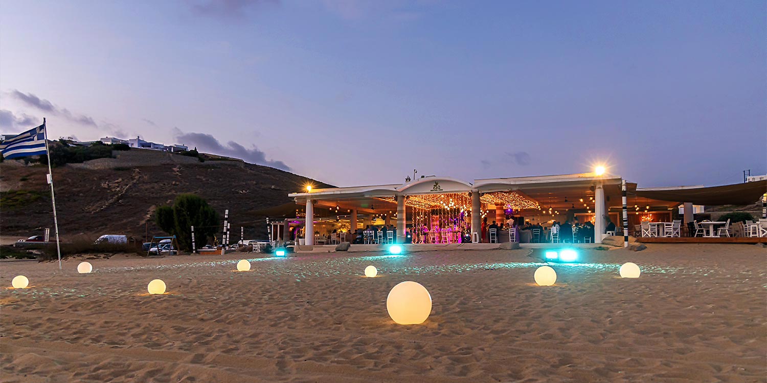 Πολυτελής Γάμος στη Μύκονο 32 Nightfall on Elia Beach Mediterranean Romance in Mykonos Rogdaki Events lit up the sand with magic