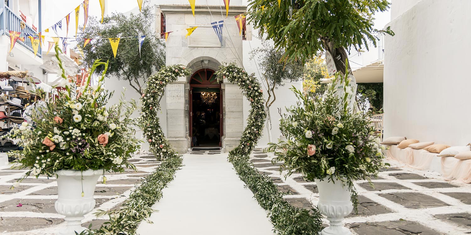 Πολυτελής Γάμος στη Μύκονο 6 Pathway to forever wrapped in petals. Mediterranean Romance in Mykonos by Rogdaki Events