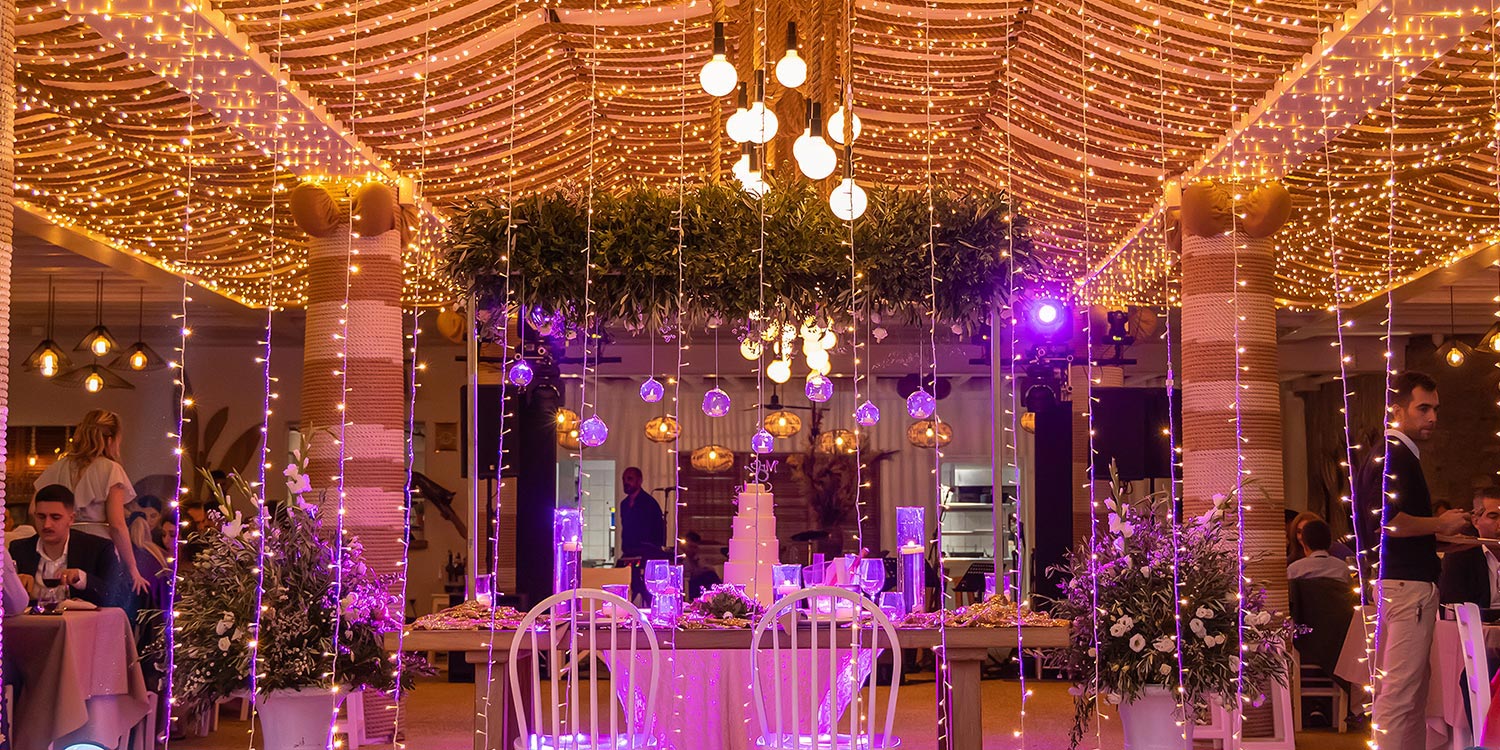 Πολυτελής Γάμος στη Μύκονο 31 The sweetheart table under stardust lights Mediterranean Romance in Mykonos by Rogdaki Events framed love in golden glow