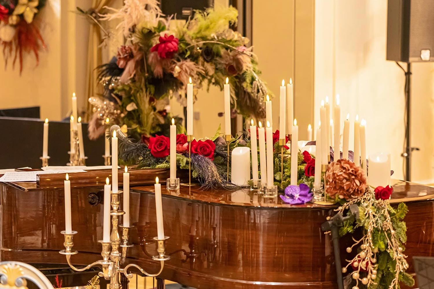 Hotel Grande Bretagne – 150 Χρόνια Ιστορίας 9 A grand piano adorned with roses, candles, and festive greenery by Rogdaki Events enhances the gala’s ambiance at the Grande Bretagne with romantic, musical charm