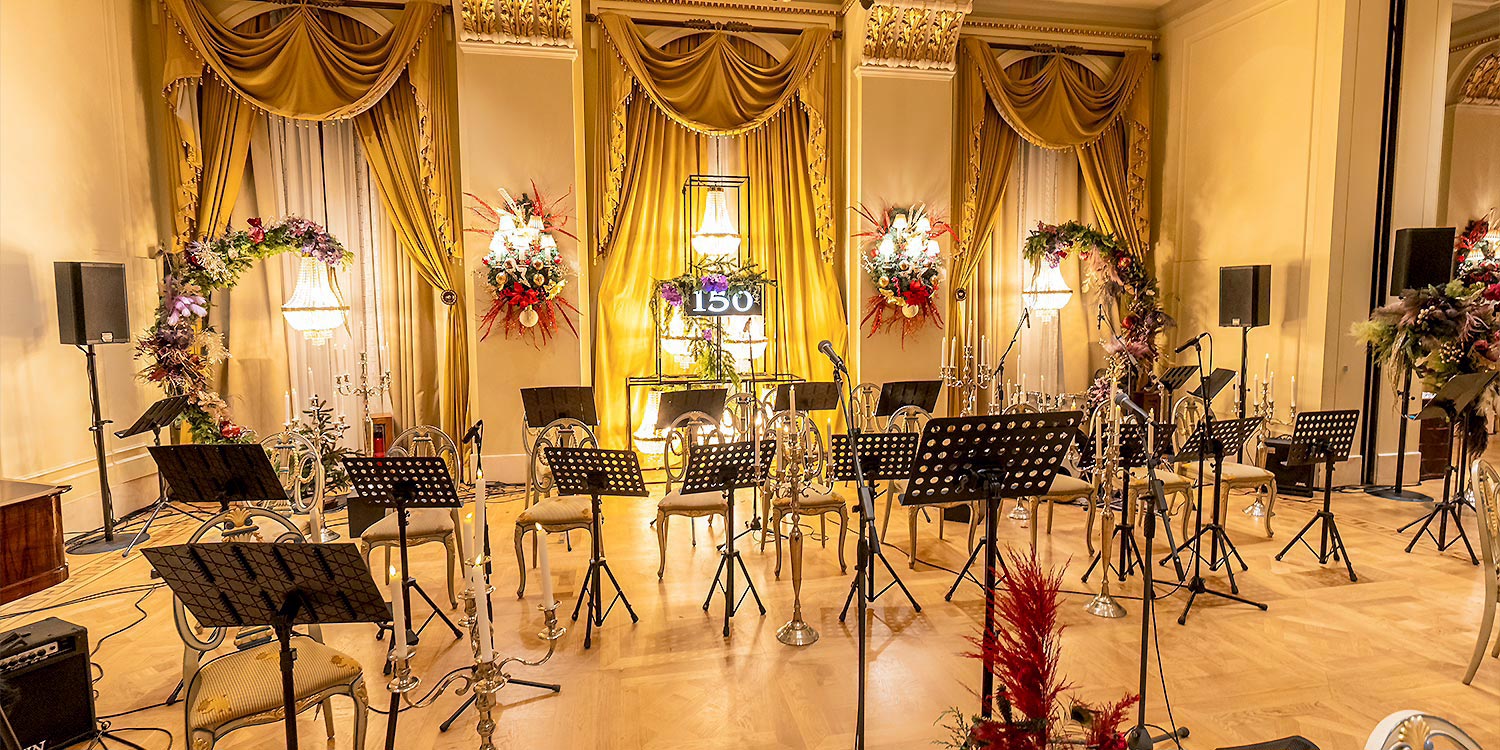 Hotel Grande Bretagne – 150 Χρόνια Ιστορίας 14 Rogdaki Events decorates the concert stage with chandeliers creating a regal backdrop for the Grande Bretagne 150th Christmas anniversary gala
