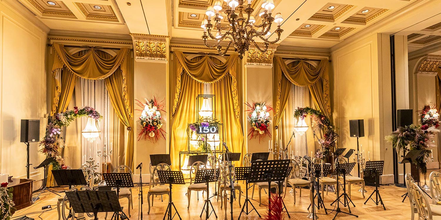 Hotel Grande Bretagne – 150 Χρόνια Ιστορίας 6 Rogdaki Events sets the concert stage with golden drapes, chandeliers, and floral wreaths, creating an opulent ambiance for the Grande Bretagne’s 150th gala celebration