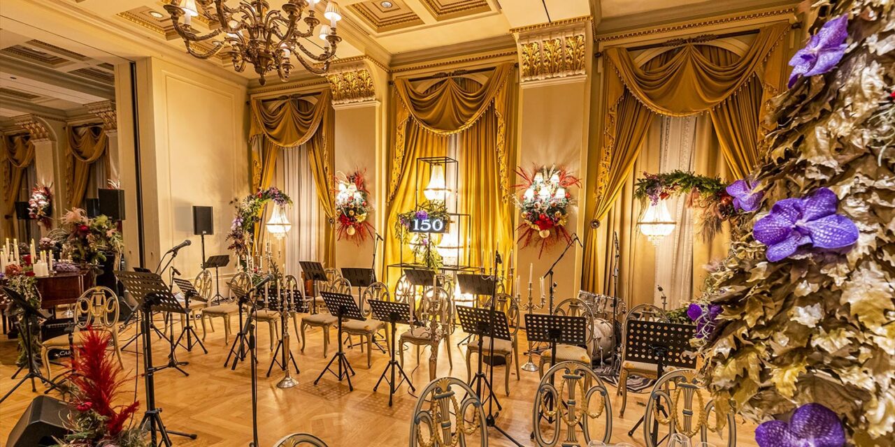The Grande Bretagne stage shines with golden grandeur as Rogdaki Events blends chandeliers, florals, and soft lighting for the gala dinner and concert celebration