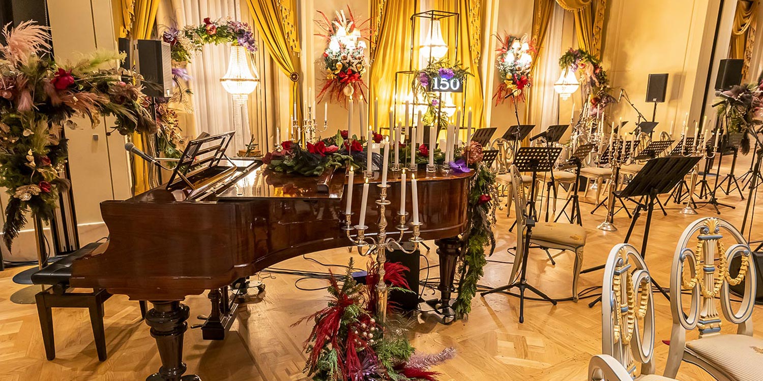 Hotel Grande Bretagne – 150 Χρόνια Ιστορίας 5 The decorated piano becomes a luminous focal point, adorned with elegant florals and candles by Rogdaki Events for the Grande Bretagne’s gala dinner and concert