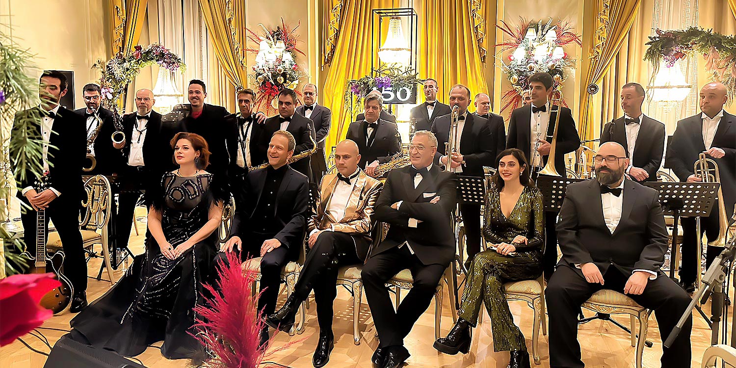 Hotel Grande Bretagne – 150 Χρόνια Ιστορίας 27 The orchestra gathers on Rogdaki Events beautifully decorated stagefor the Grande Bretagne’s 150th Christmas gala concert