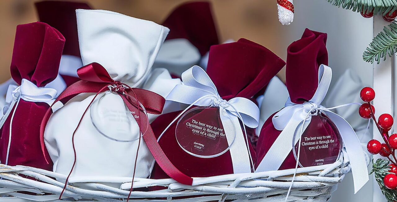Rogdaki Events presents luxury baptism favors wrapped in velvet and satin ribbons for a Christmas celebration