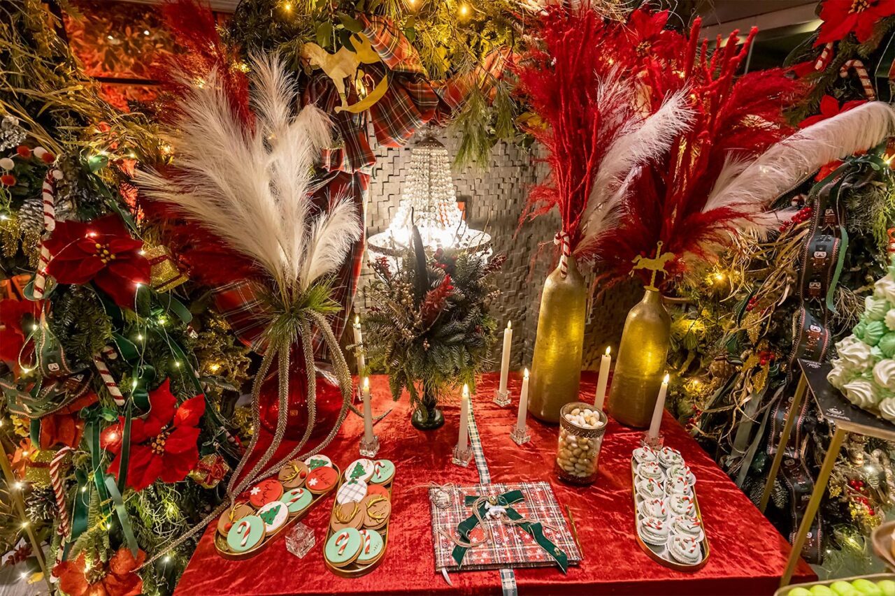 Μαγευτικός Χριστουγεννιάτικος Στολισμός Βάπτισης 9 Rogdaki Events, τραπέζι ευχών για χριστουγεννιάτικη βάπτιση στο Distinto με πολλά γλυκά, στολισμό σε γιορτινή ατμόσφαιρα