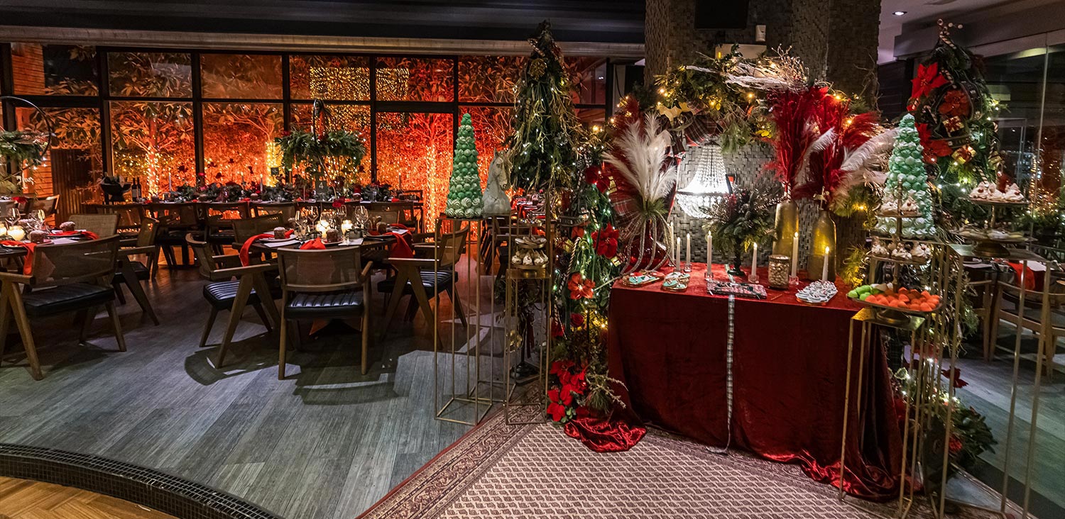 Μαγευτικός Χριστουγεννιάτικος Στολισμός Βάπτισης 15 Rogdaki Events, χριστουγεννιάτικη βάπτιση, Distinto, candy bar με βελούδινο τραπεζομάντηλο, γλυκά και χριστουγεννιάτικα δέντρα