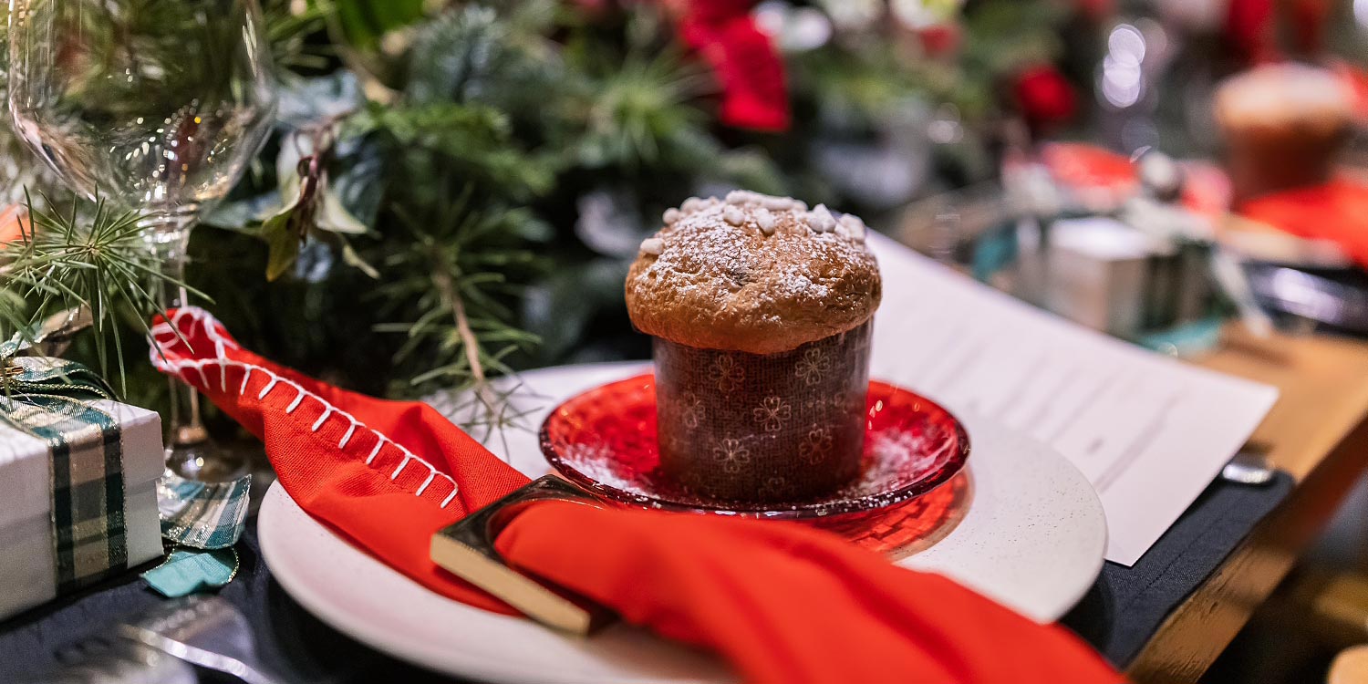 Μαγευτικός Χριστουγεννιάτικος Στολισμός Βάπτισης 26 Rogdaki Events, χριστουγεννιάτικη βάπτιση, Distinto, ατομικό panettone σε κόκκινο πιάτο, κόκκινη πετσέτα