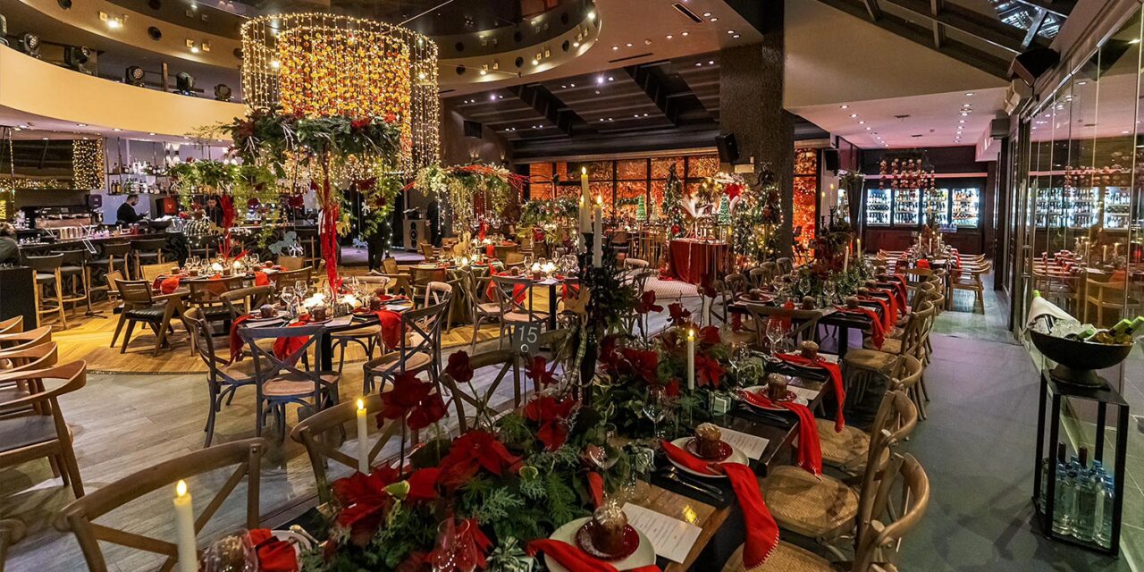 Μαγευτικός Χριστουγεννιάτικος Στολισμός Βάπτισης 24 Rogdaki Events, χριστουγεννιάτικη βάπτιση, Distinto, γενική άποψη της αίθουσας με κόκκινες ανθοσυνθέσεις, κεριά