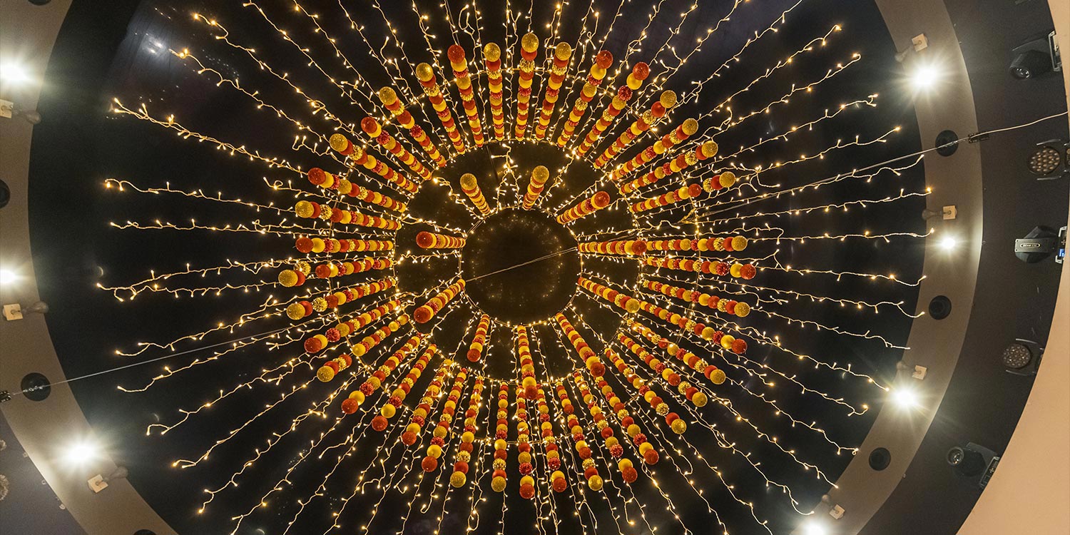 Μαγευτικός Χριστουγεννιάτικος Στολισμός Βάπτισης 17 Rogdaki Events, χριστουγεννιάτικη βάπτιση, Distinto, εντυπωσιακός φωτισμός οροφής με χρυσές και κόκκινες μπάλες