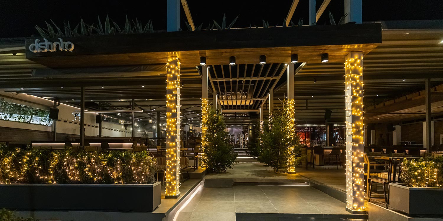 Μαγευτικός Χριστουγεννιάτικος Στολισμός Βάπτισης 21 Rogdaki Events, χριστουγεννιάτικη βάπτιση, Distinto, εξωτερική είσοδος με στολισμένες κολώνες, δέντρα