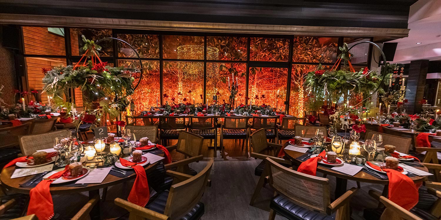 Μαγευτικός Χριστουγεννιάτικος Στολισμός Βάπτισης 34 Rogdaki Events, χριστουγεννιάτικη βάπτιση, Distinto, εορταστικά τραπέζια με κόκκινες πετσέτες, κρεμαστές συνθέσεις