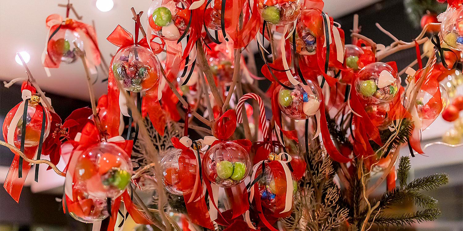 Μαγευτικός Χριστουγεννιάτικος Στολισμός Βάπτισης 28 Rogdaki Events, χριστουγεννιάτικη βάπτιση, Distinto, κλαδιά στολισμένα με διάφανες μπάλες γεμάτες γλυκίσματα