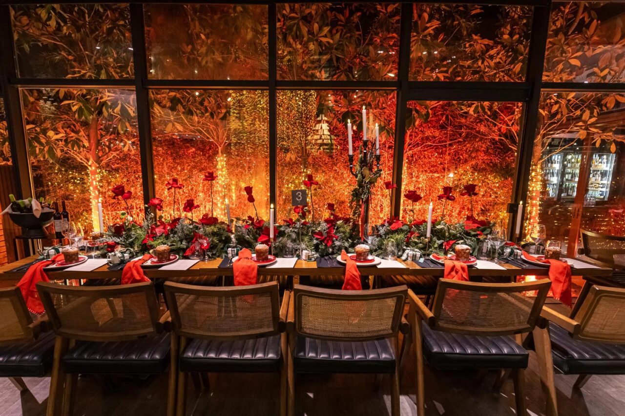 Μαγευτικός Χριστουγεννιάτικος Στολισμός Βάπτισης 6 Rogdaki Events, χριστουγεννιάτικη βάπτιση, Distinto, μακρόστενο τραπέζι, κόκκινες λεπτομέρειες, κεριά