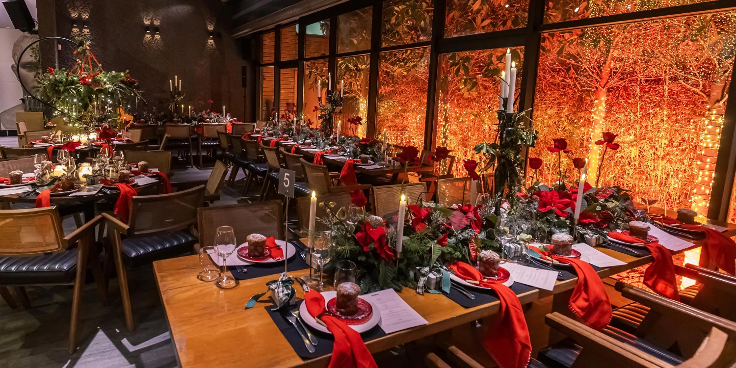 Μαγευτικός Χριστουγεννιάτικος Στολισμός Βάπτισης 33 Rogdaki Events, χριστουγεννιάτικη βάπτιση, Distinto, μακρόστενο τραπέζι με κόκκινες λεπτομέρειες, κεριά