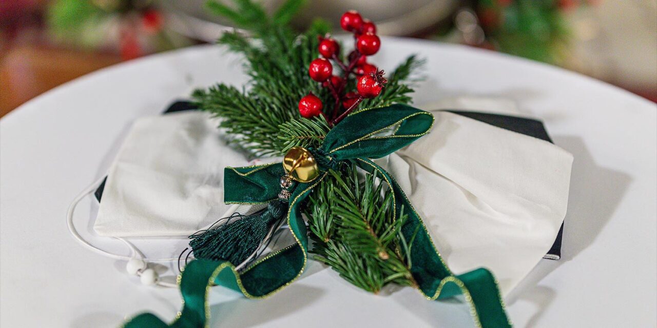 Μαγευτικός Χριστουγεννιάτικος Στολισμός Βάπτισης 25 Rogdaki Events, χριστουγεννιάτικη βάπτιση, Distinto, μπομπονιέρα με πράσινη βελούδινη κορδέλα, έλατο,