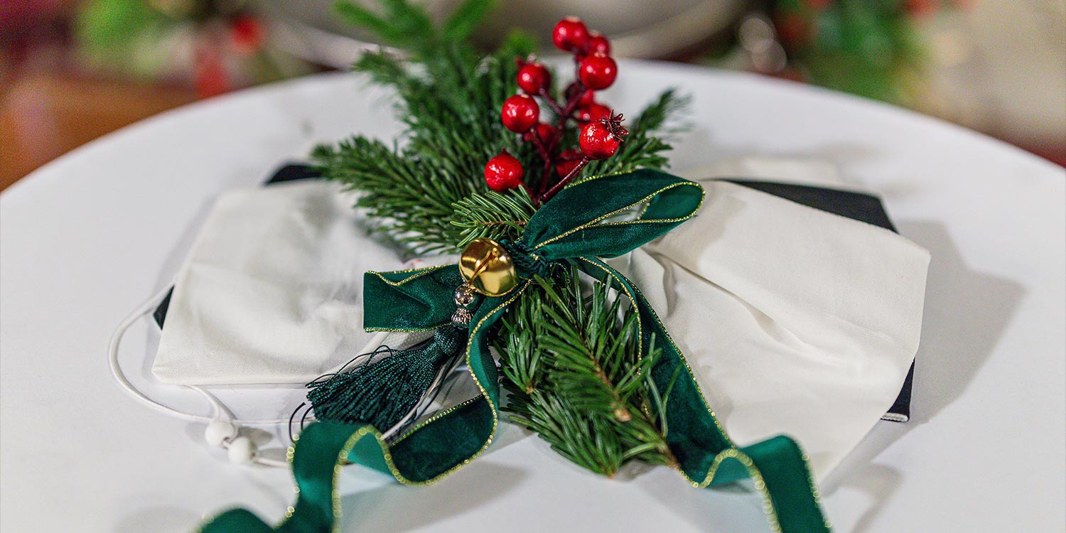 Μαγευτικός Χριστουγεννιάτικος Στολισμός Βάπτισης 25 Rogdaki Events, χριστουγεννιάτικη βάπτιση, Distinto, μπομπονιέρα με πράσινη βελούδινη κορδέλα, έλατο,